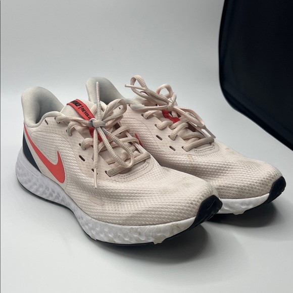 Nike Shoes - Nike resolution shoes